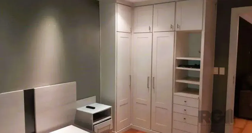 Encantador apartamento de 1 dormitório, totalmente mobiliado por arquiteto, na zona norte de porto alegre.