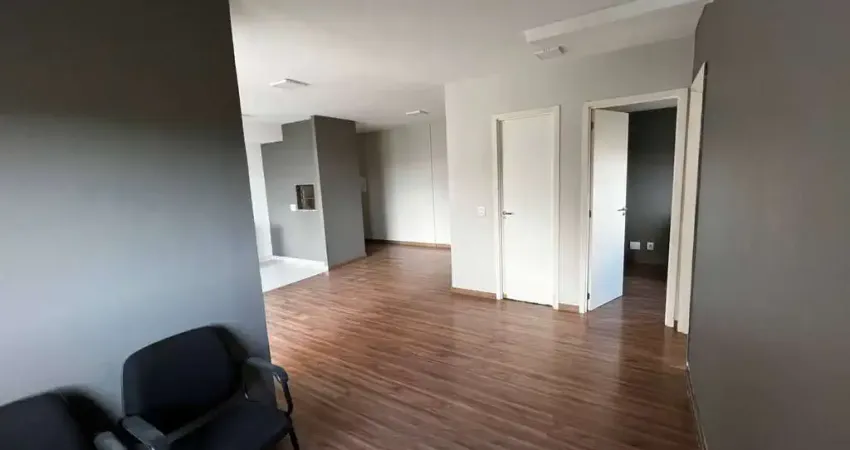 Apartamento de 3 dormitórios transformado em 2, 1 suíte e living com churrasqueira.