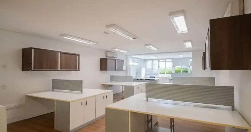 Conjunto comercial com 2 salas integradas, 2 banheiros e 3 vagas de garagem.