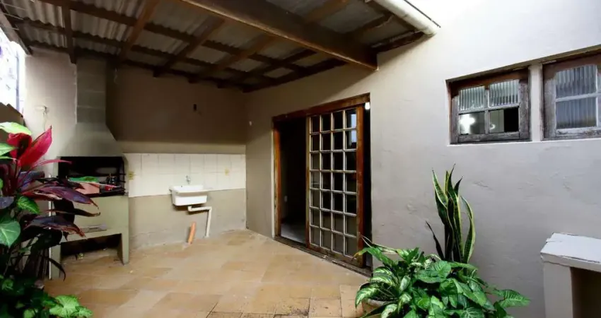 Apartamento térreo , tipo casa, área externa com churrasqueira , 02 dormitórios.