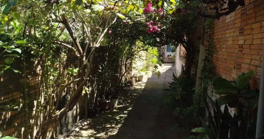 Casa em terreno 19 x 43m2 de ótima metragem , localizado na vila joão pessoa,