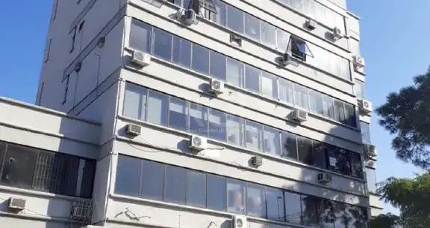 Sala comercial com 39m² privativos com hall de espera, banheiro e ampla sala/escritório com móveis sob medida.