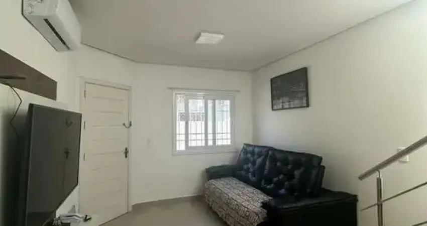 Linda casa em condomínio , localizada no bairro tristeza, zona sul de porto alegre..