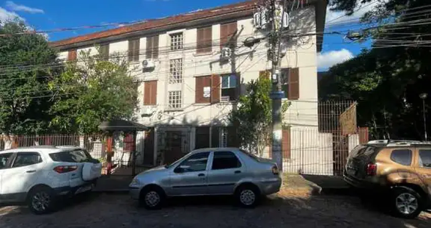 Apto de 02 dorm, sala, banho, cozinha, reformado, desocupado e vaga coberta.