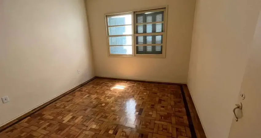 Apartamento térreo com pátio privativo em localização estratégica