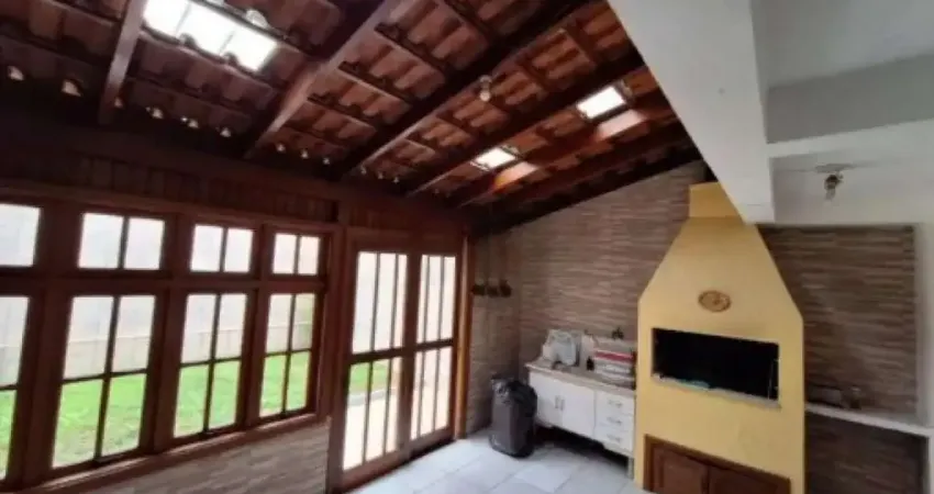 Casa semi mobiliada de 3 quartos, suíte, pátio, 2 vagas no bairro Serraria