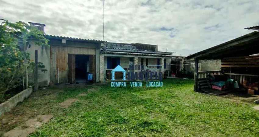 São duas casas em um amplo terreno, boa localização  à venda por R$ 175.000 - Centro - Balneário Pinhal/RS
