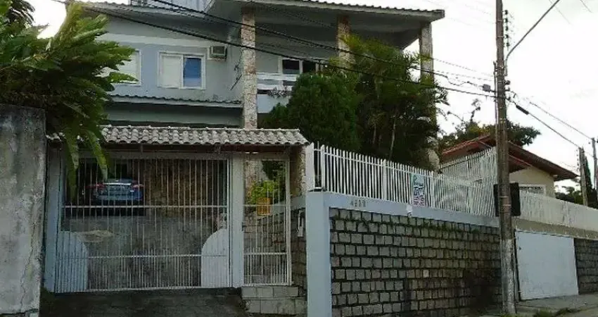 Casa com 3 quartos à venda na Rua Assis Brasil, Ponta de Baixo, São José