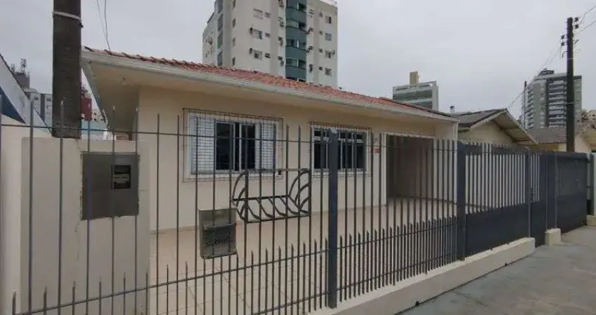 Casa com 3 quartos para alugar na Rua Frei Hilário, 271, Campinas, São José