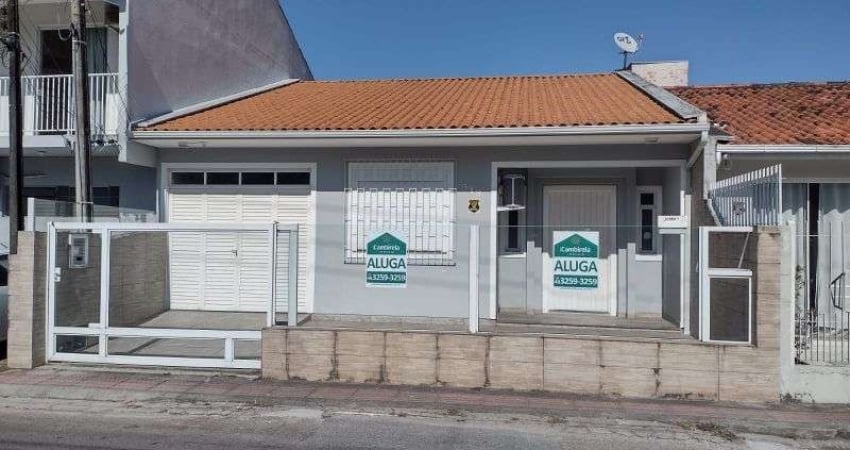 Casa com 3 quartos para alugar na Rua José João de Souza, 519, Roçado, São José