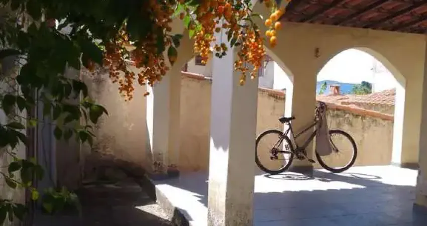 Oportunidade - Casa grande, ampla com boa localização - Poço Fundo