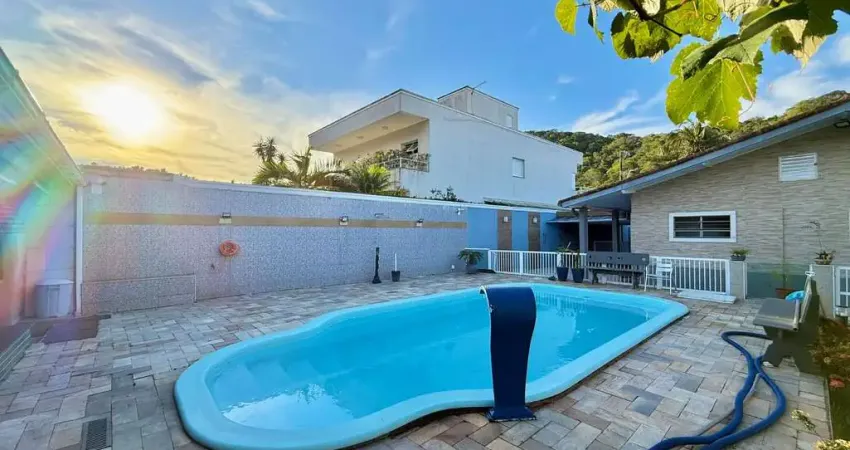 Casa com 5 quartos à venda na Avenida Humberto Pietro Peres, 1094, Jardim Guaiuba, Guarujá
