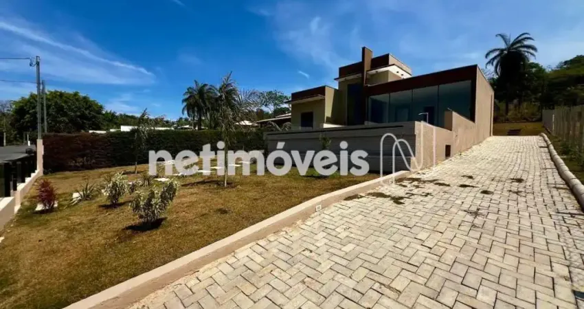 Casa 03 quartos, sendo 02 semi-suítes, piscina em condomínio fechado.