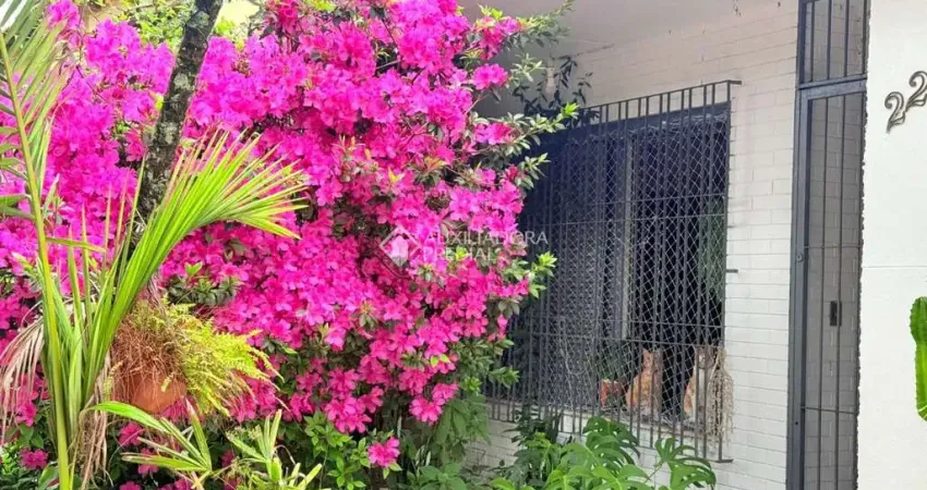 Casa com 3 quartos à venda na Rua Coelho da Costa, 225, Nonoai, Porto Alegre