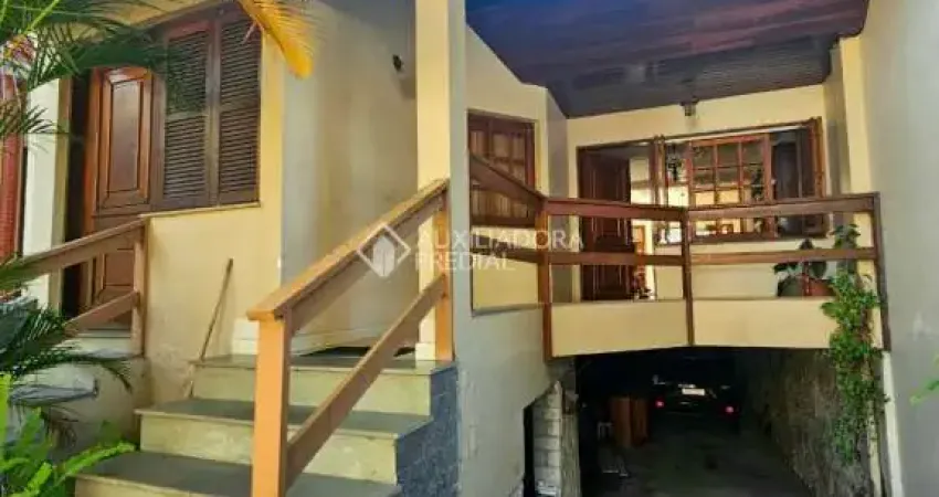 Casa com 4 quartos à venda na Rua Bezerra de Menezes, 135, Passo da Areia, Porto Alegre