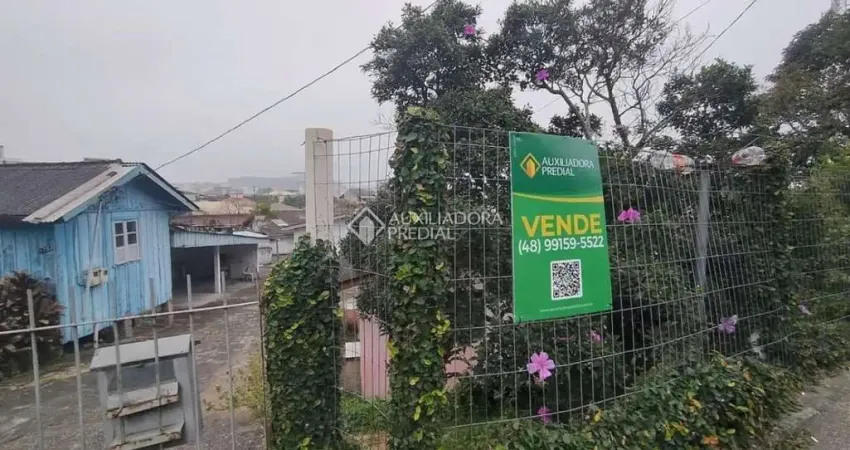 Terreno à venda na Rua Vereador Arthur Manoel Mariano, 1753, Forquilhinhas, São José