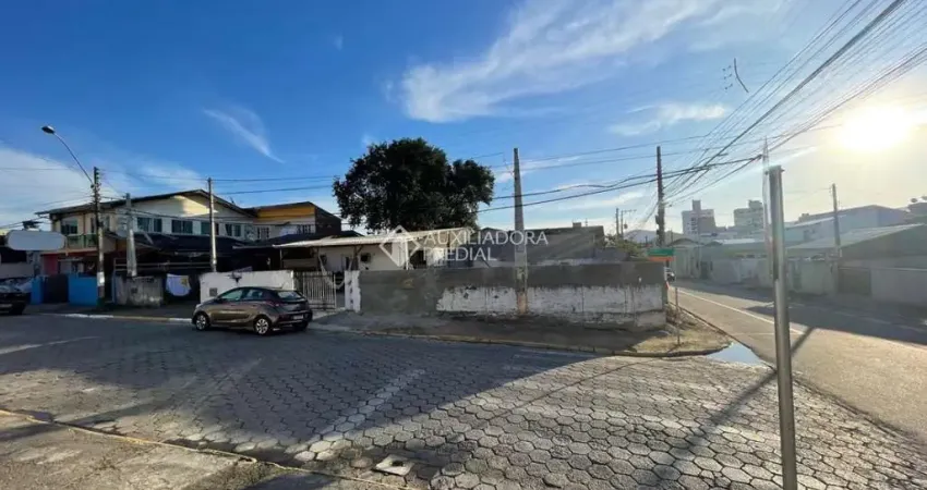 Terreno à venda na Rua Padre André Aneza, 228, Cedro, Camboriú