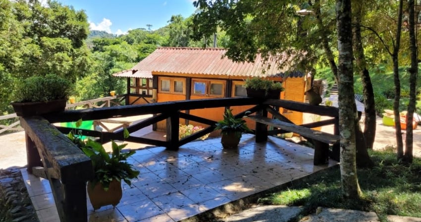 Sitio à venda em Santo Antônio do Pinhal com potencial para restaurante.
