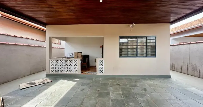 Excelente casa térrea reformada no centro de são bento do sapucaí!