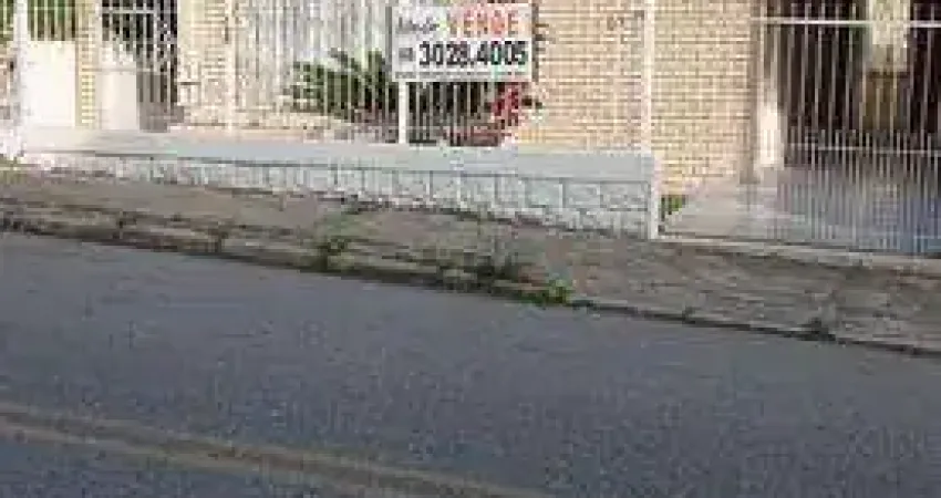 Casa Residencial para Venda Casa com 2 dormitórios e terreno de 300m² no bairro Estreito. FLORIANOPOLIS
