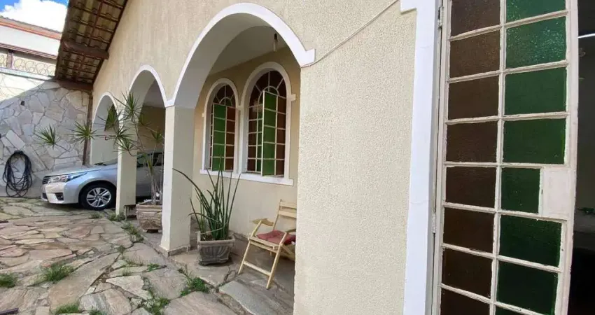 Vendo casa quatro quartos sendo duas suítes - Alípio de Melo/BH