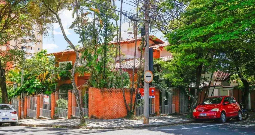 Casa residencial ou comercial à venda com diversas salas, vagas cobertas, 338 m² de área construída, por R$ 997.000, Santa Terezinha, Sorocaba/SP