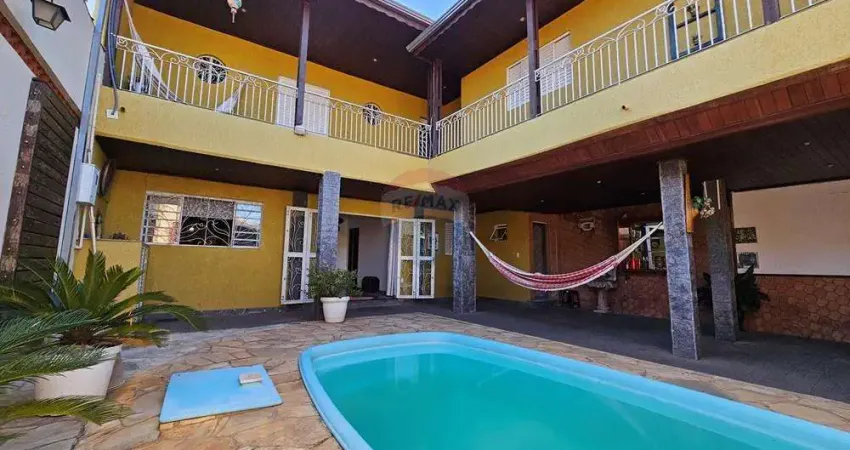 Casa 398m com 4 dorm., 3 suites, área de lazer completa com piscina
