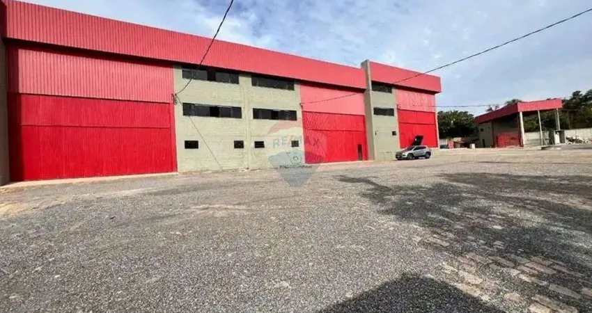 Alugo galpão com 5000m² em condomínio, doca para 10 caminhões, 10 vestiários, refeitório para 100 pessoas.