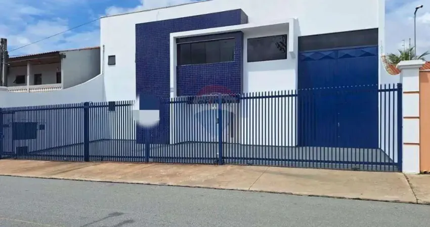 Alugo galpão com 440m de área sendo 300m² construída , 2 escritórios e 4 banheiros