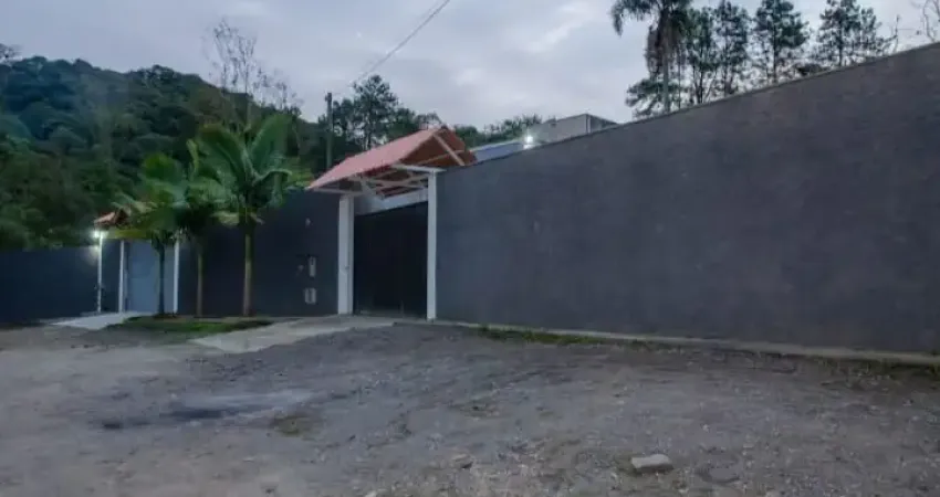 Terreno plaino todo murado com 645 m² em Rio Grande da Serra.