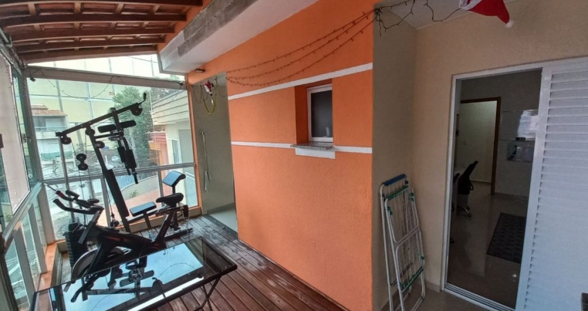 Sobrado seminovo com 3 dormitórios, suíte, 2 vagas no parque Oratório em Santo André