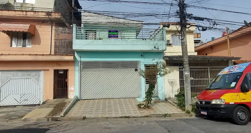 Ótimo sobrado com 4 dormitórios, 2 vagas, bem próximo da estação Guapituba da CPTM.