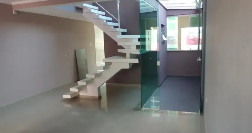 Sobrado com 220 m² de área construída, 03 dormitórios, sendo 01 suíte, 05 vagas