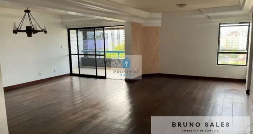 Apartamento no Morro do Conselho com 4 suítes, 2 transformadas em suítes master, sala ampla, varanda, 3 vagas de garagem com depósito.