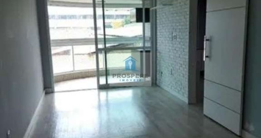 Apartamento em Armação na orla marítima, 1 quarto, 1 sala, 1 banheiro, 1 vaga de garagem, área de serviço, varanda.