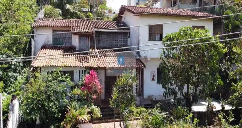 Casa 6 dormitórios sendo 5 suítes, jardim, piscina, 3 vagas, Boca do Rio