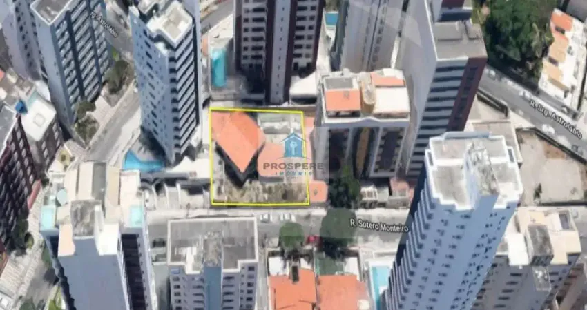 Terreno na Pituba com uma casa, 656 m² com 30,50 m² de frente, 30,50 m² de fundo e 21,30 m² de lateral