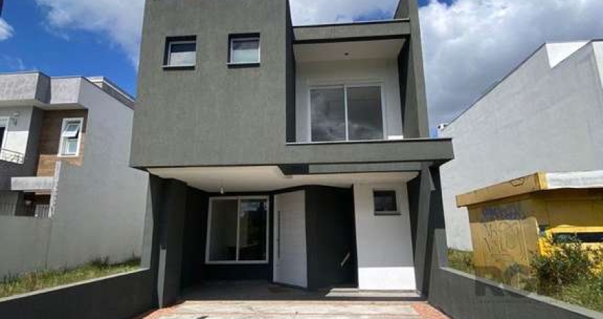 Casa com 03 Dormitórios / Amplo Terraço e Pátio