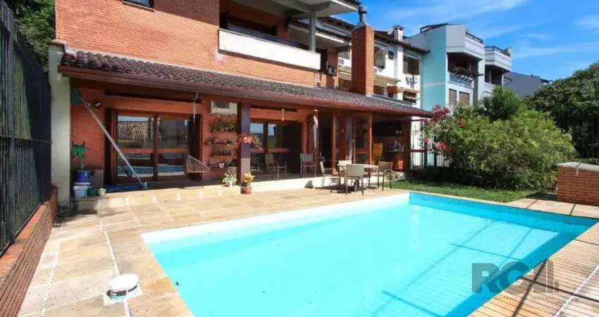 Casa com 4 dormitórios, sendo 1 suíte, com 2 vagas cobertas, no bairro Nonoai, P