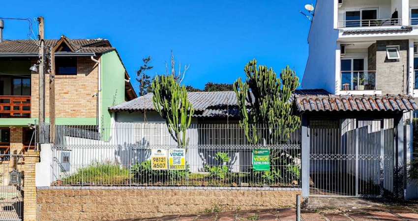 Casa térrea em frente a praça