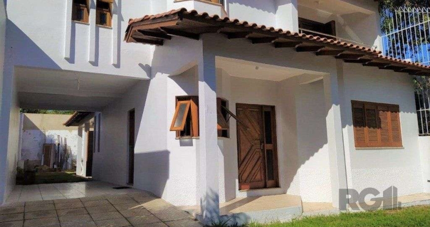 Casa 234m² - 3 dormitórios, 1 suíte e vaga para 6 carros no Jardim São Pedro