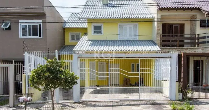 Uma suíte, estar íntimo, living 2 ambientes, lareira, lavabo, cozinha mobiliada,