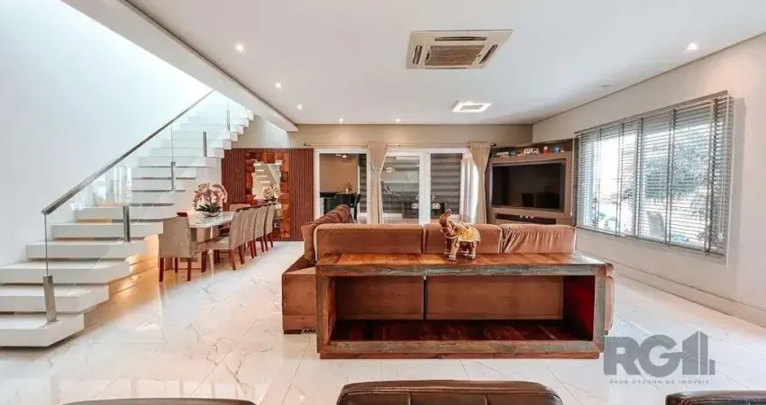 Excelente residência com aproximadamente 219m² privativos,