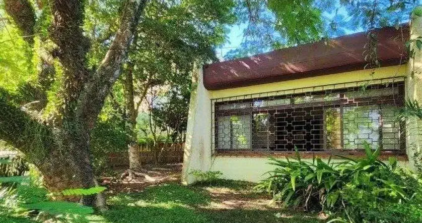casa à venda no bairro Menino Deus em Porto Alegre. Com 160m² de área privativa