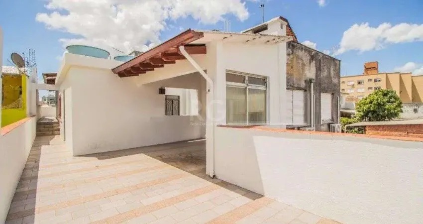 Casa para Venda - 440m², 3 dormitórios, sendo 2 suites, 2 vagas - Cidade Baixa