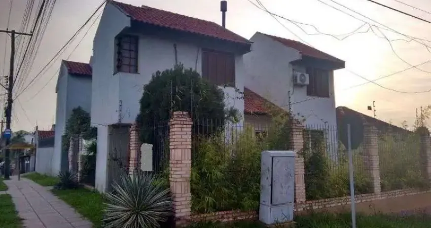 Casa para Venda - 255.68m², 4 dormitórios, sendo 1 suites, 2 vagas - Tristeza