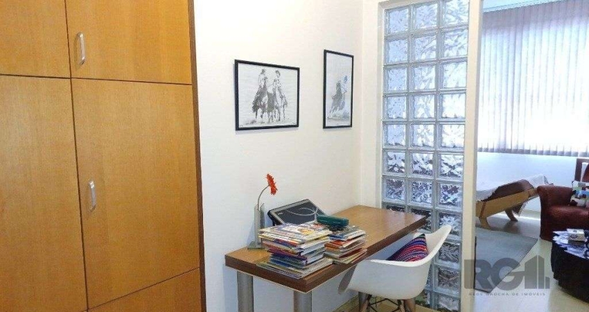 Sala comercial com 20m², andar alto, bem iluminada e ventilada.