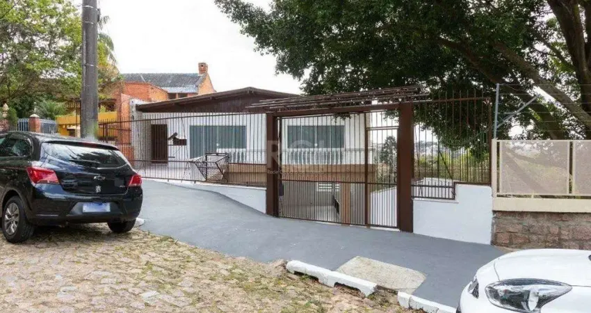 Casa para Venda - 454.7m², 5 dormitórios, sendo 1 suites, 8 vagas - Teresópolis