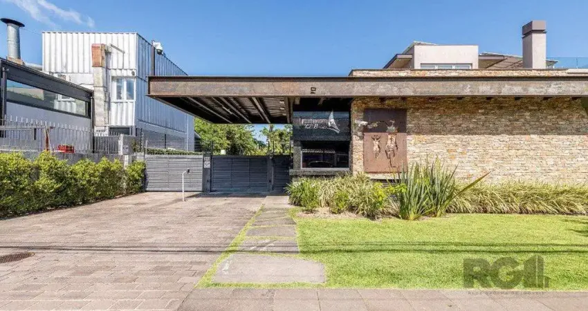 Casa em condomínio fechado beira de rio, de frente para o clube dos Jangadeiros.