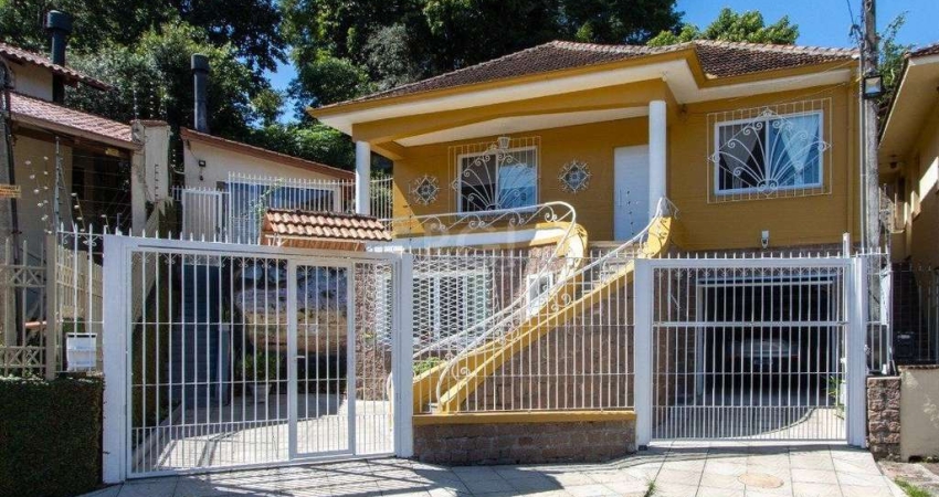 Sobrado à venda no Bairro Medianeira, reformado, 3 quartos, lareira, churrasquei